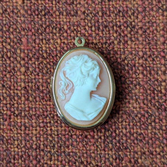 Victorian Cameo Locket Vintage Necklace Pendant Shell Ivory Ornate Gold Oval - Picture 2 of 11